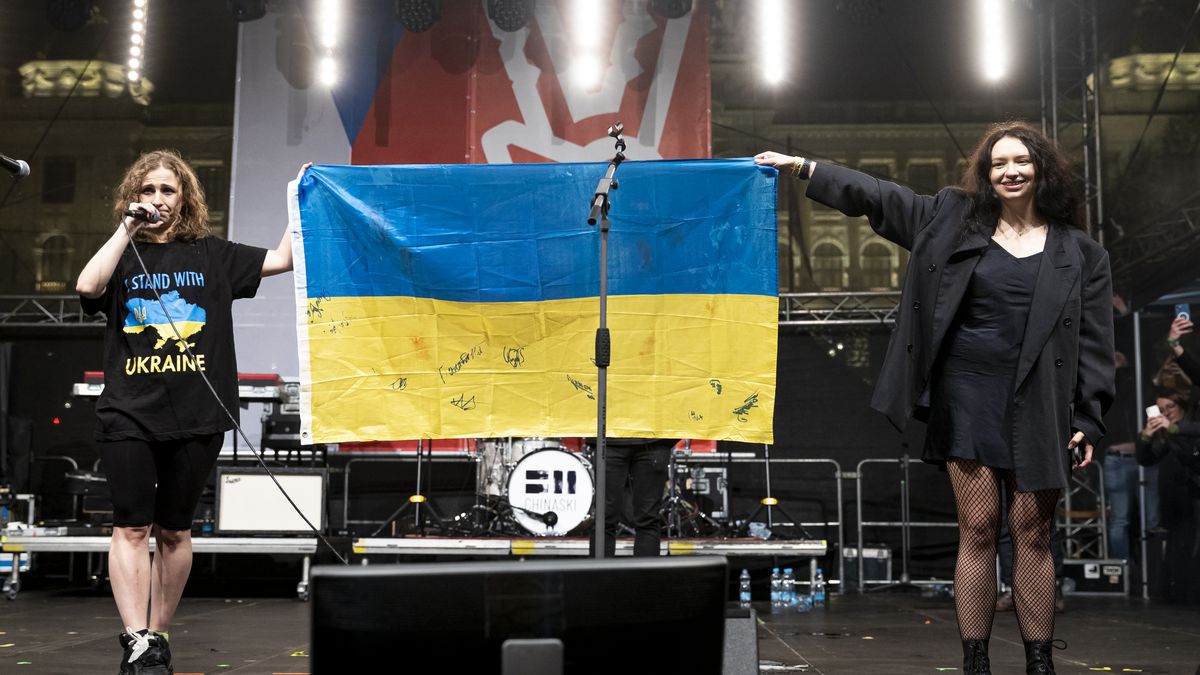 FOTO: Ruské punkerky Pussy Riot na Koncertě pro budoucnost podpořily Ukrajinu
